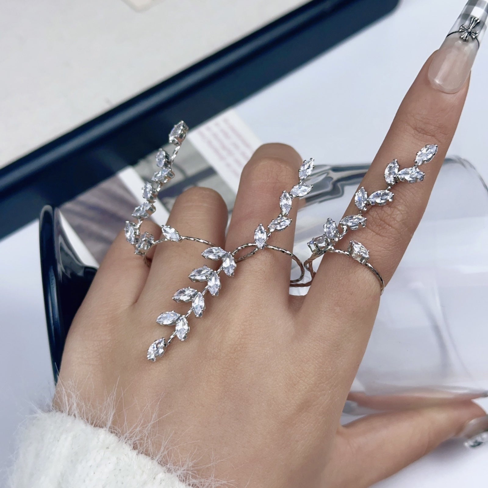 Sabrina Carpenter Core!Hand Jewellery